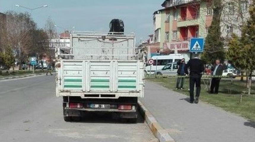 Kamyonet Altındaki Şüpheli Paket Fünye İle Patlatıldı