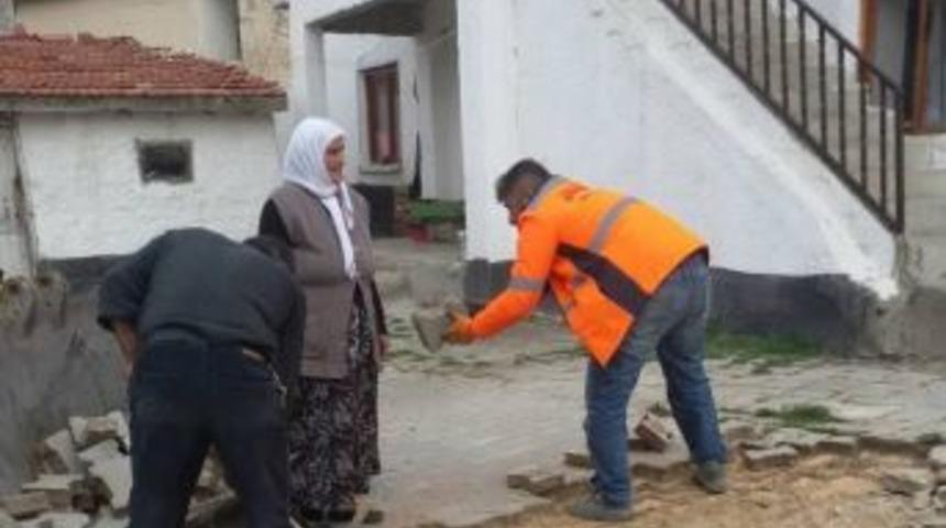 Yaşlı Kadının Evinin &Ouml;n&uuml;ndeki Taşları S&ouml;kt&uuml;ler