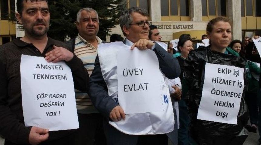 Sağlık &Ccedil;alışanlarından &Ccedil;&ouml;p Poşetli Protesto