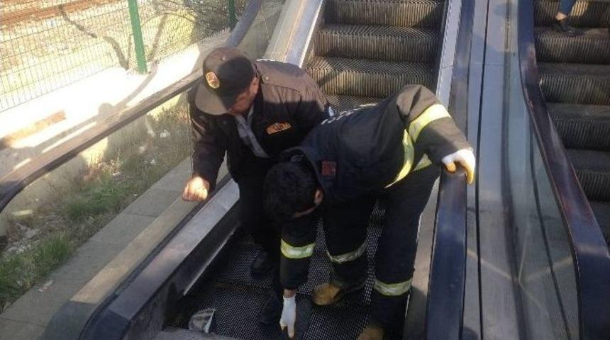 Y&uuml;r&uuml;yen Merdiven Kazası: 2 Yaralı