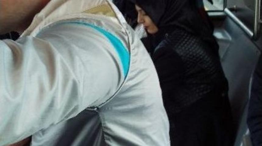 Metrob&uuml;ste Papağanlı Yolculuk