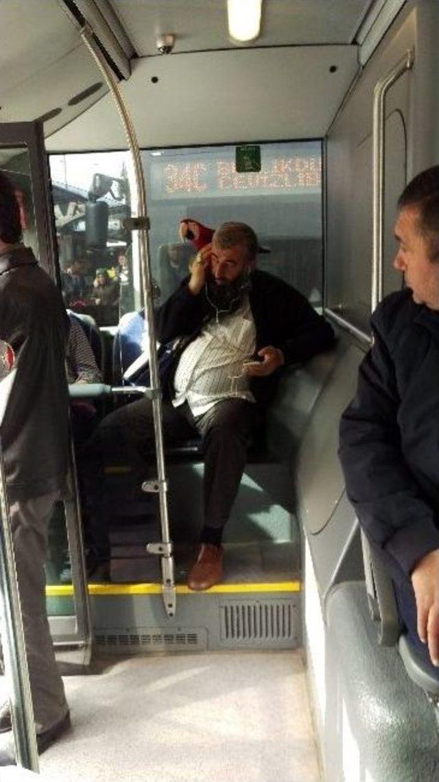 Metrobüste Papağanlı Yolculuk