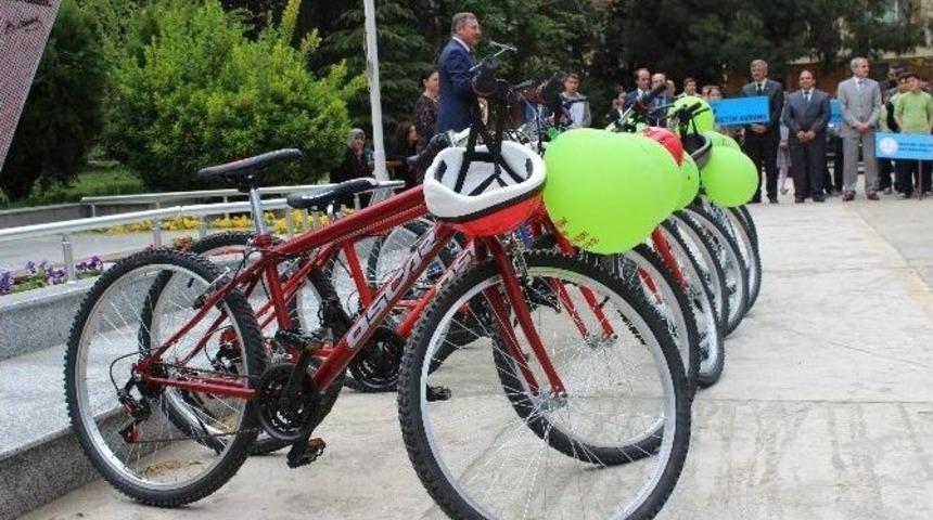 Salihli&rsquo;de Sağlıklı Yaşam İ&ccedil;in Bisiklet Dağıtıldı
