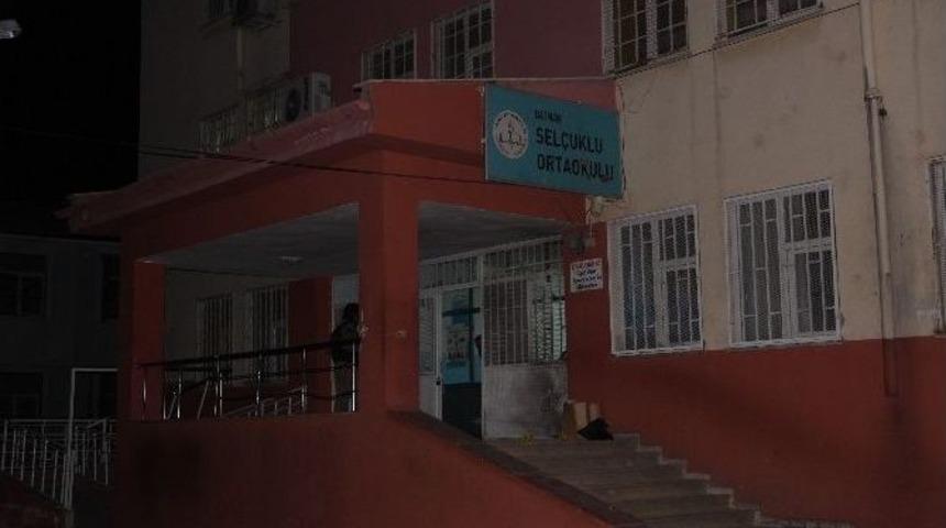 Batman&rsquo;da Okula El Yapımı Bomba Atıldı