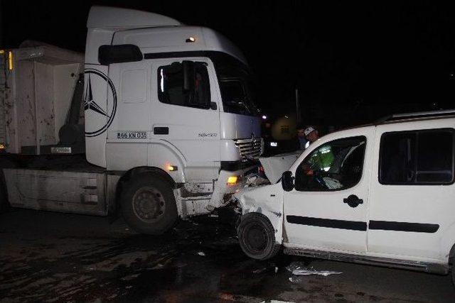 Polisin İkazına Rağmen Ters Yolda Giden Kamyonet Tır İle &Ccedil;arpıştı: 1 Yaralı 1