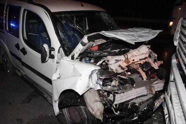 Polisin İkazına Rağmen Ters Yolda Giden Kamyonet Tır İle &Ccedil;arpıştı: 1 Yaralı 2