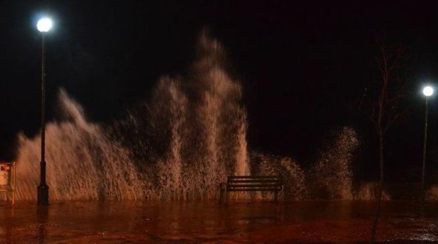Lodos Fırtınası Edremit K&ouml;rfezinde Etkili Oluyor