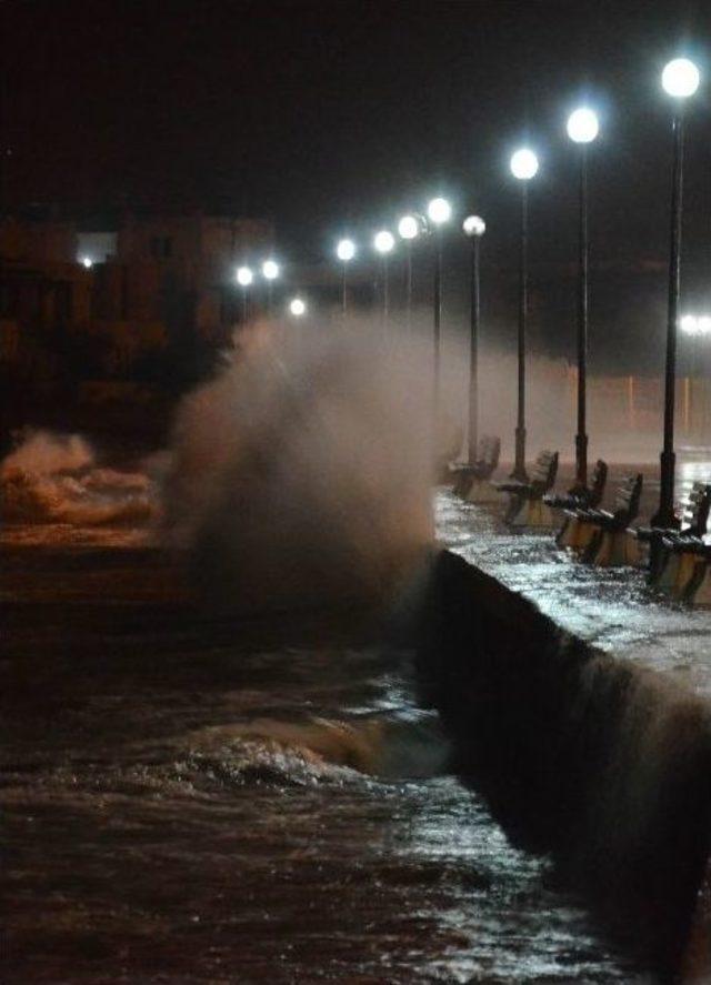 Lodos Fırtınası Edremit Körfezinde Etkili Oluyor