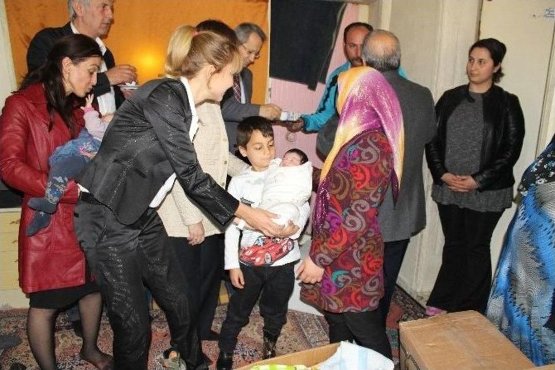 (&ouml;zel Haber) Esnafın Darp Ettiği Suriyeli Hasan Ve Yeğenine Hediye Yağmuru