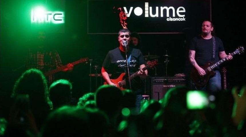 Profes&ouml;r G&uuml;nd&uuml;z Derste, Gece Sahnede