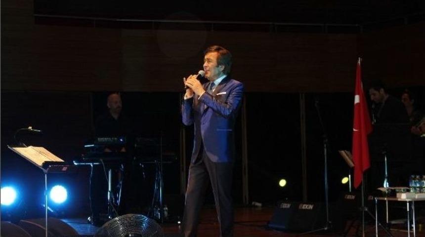 Erol Evgin İzmirlileri &rsquo;mustafa Kemal&rsquo; Konseriyle B&uuml;y&uuml;ledi