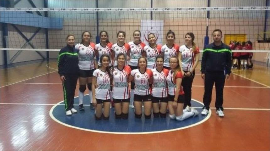 Esra Karakaya Lisesi Kız Voleybol Takımı Sakarya&rsquo;dan Memnun D&ouml;nmedi