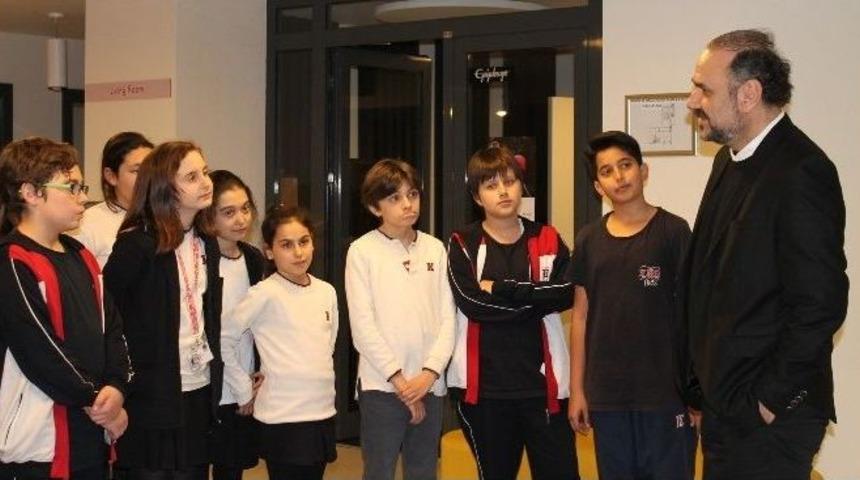 Minik &Ouml;ğrenciler Hakan Aysev&rsquo;i Hayran Bıraktı