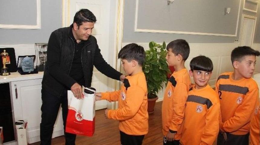 Minik Futbolcular Nürnberg Turnuvası Öncesi Başkan Genç’i Ziyaret Etti