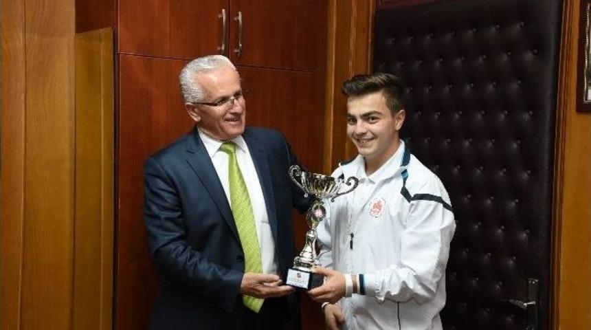 Şampiyon &Ouml;ğrencilerden Oğuz&rsquo;a Ziyaret