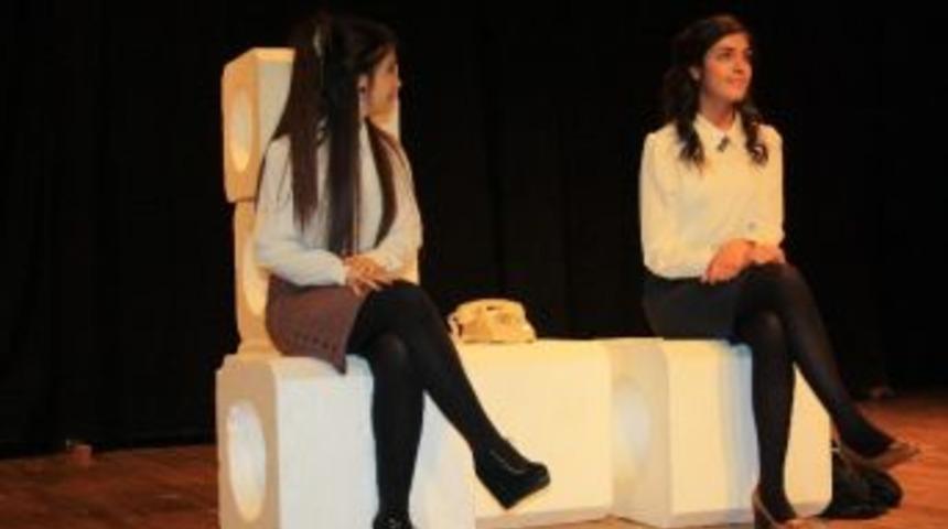 D&uuml;kta, Usta Oyunculara Taş &Ccedil;ıkarttı