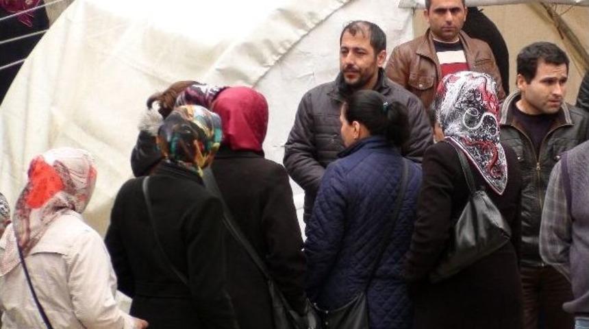 Beratcan&rsquo;ın Ailesi, Kurulan &Ccedil;adırda Taziyeleri Kabul Ediyor