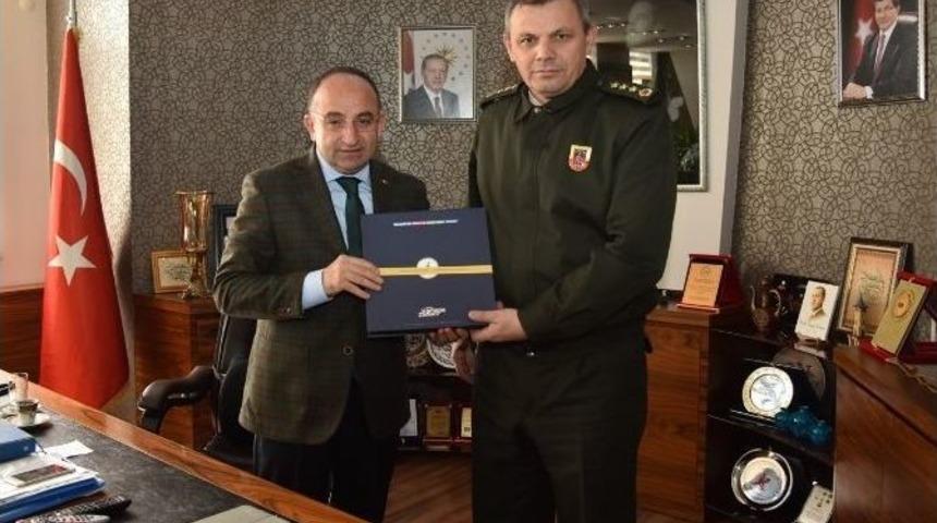 &Uuml;z&uuml;lmez Konuklarını Makamında Ağırlıyor