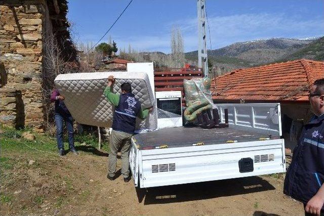 Aydın Büyükşehir Karacasu’da Evi Yanan Aileye Yardım Elini Uzattı