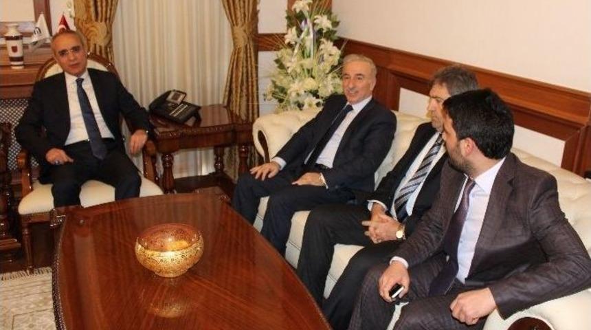 Cumhurbaşkanı Başdanışmanı Yal&ccedil;ın Top&ccedil;u: &ldquo;hendek Başındaki &Ccedil;apulcunun Arkasındaki 72 D&uuml;velle Savaşıyoruz&rdquo;