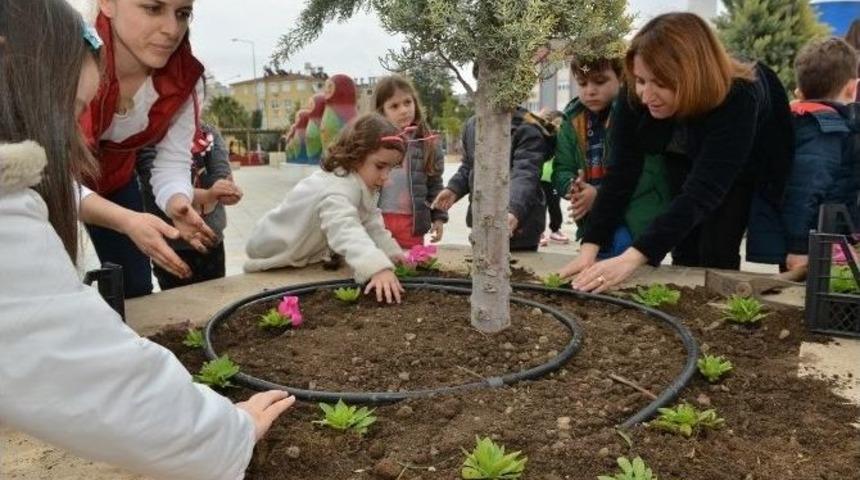 Konyaaltı Belediyesi Kreşi&rsquo;nin Minik &Ouml;ğrencileri &Ccedil;i&ccedil;ek Dikti