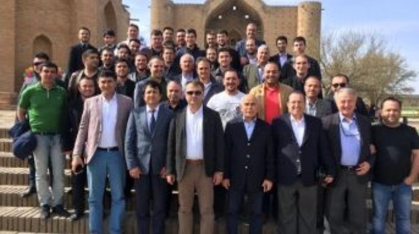 Ahmet Yesevi &Uuml;niversitesi Mezunları T&uuml;rkistan&rsquo;da Buluştu