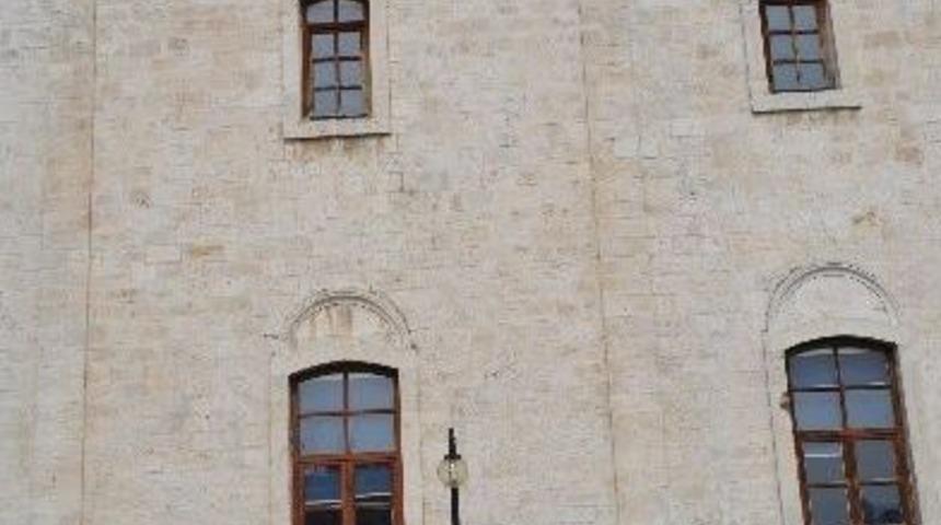 Heykeller Kilise Bah&ccedil;esinde