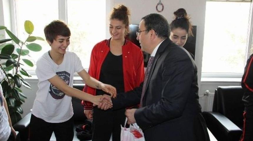 Şampiyon Basketbolcular İl M&uuml;d&uuml;r&uuml; &Uuml;nl&uuml;er&rsquo;i Ziyaret Etti