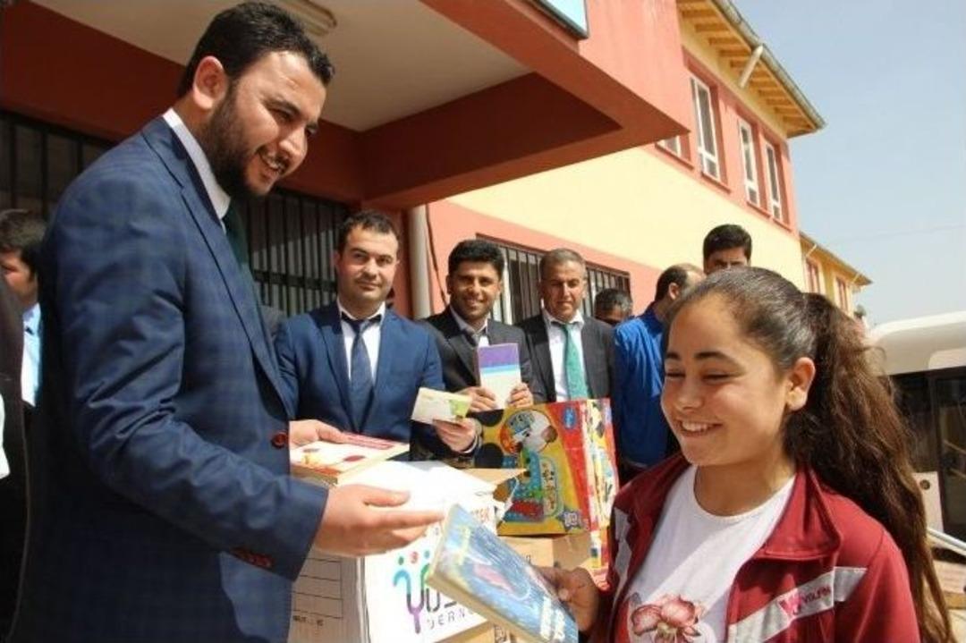 &Uuml;niversite &Ouml;ğrencileri Bin Kitap Toplayıp Kırsal Mahalleye K&uuml;t&uuml;phane Kurdu