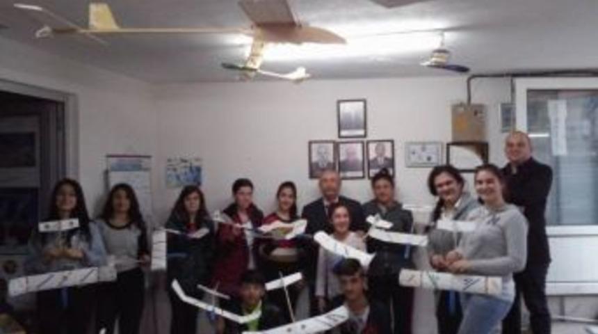 Balyalı Gen&ccedil;ler Model U&ccedil;ak Yapımını &Ouml;ğrendi