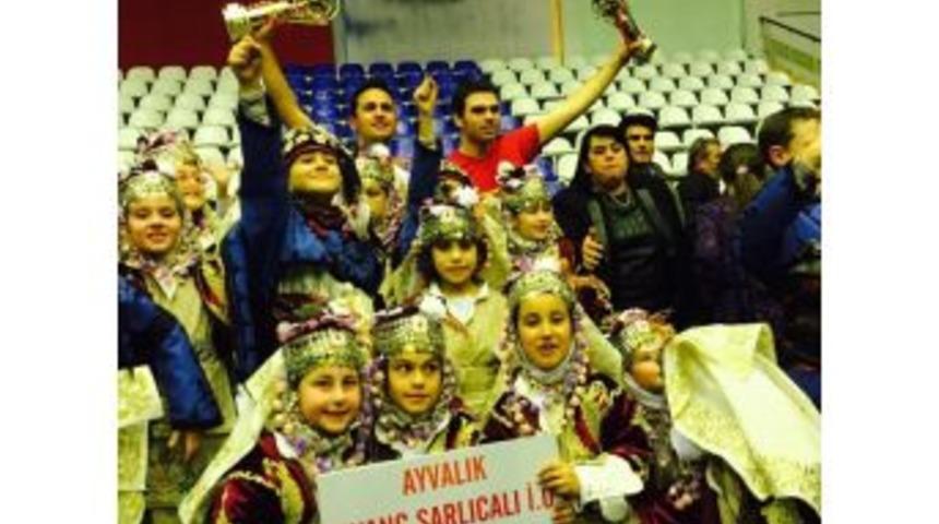 Ayvalık&rsquo;ta Kıvan&ccedil; Sarlıcalı İlkokulu Halk Oyunları Finalinden Umutlu