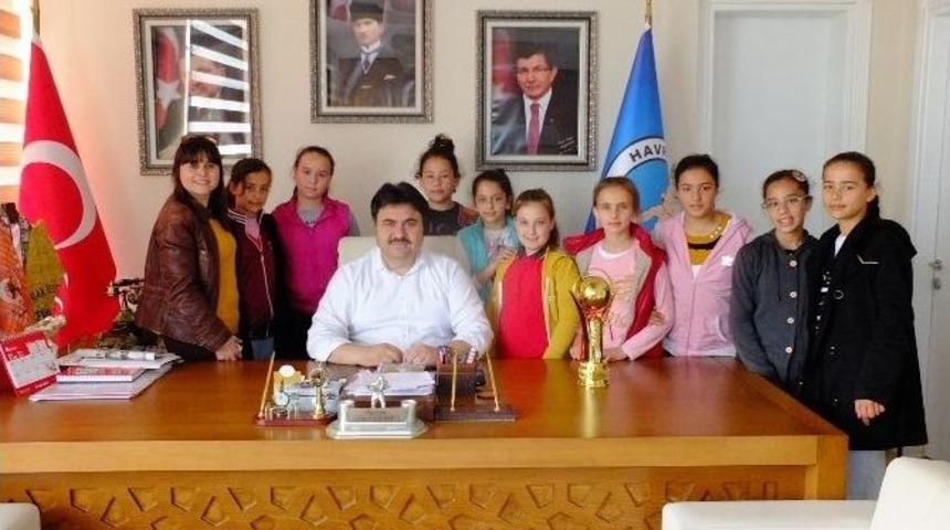 Kupalarını Başkan İle Paylaştılar