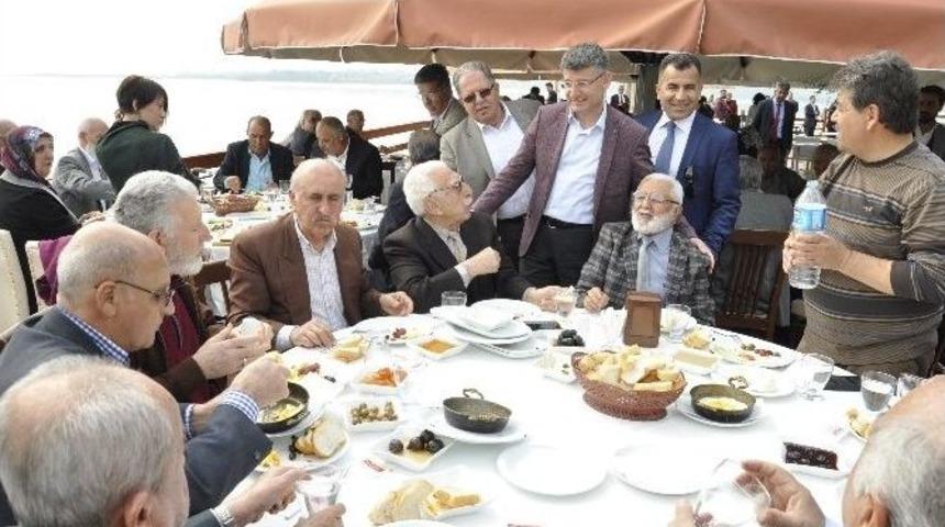 Ak Parti&rsquo;den Yaşlılara Kahvaltı