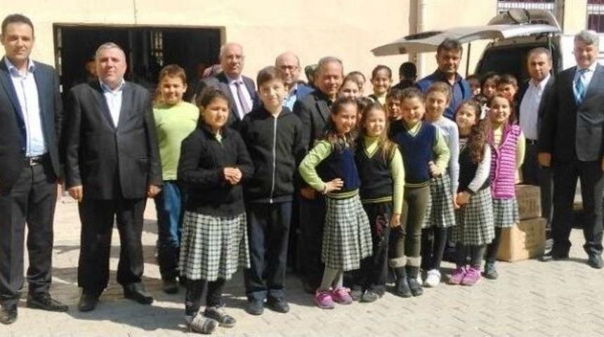 Alaşehirli &Ouml;ğrencilerden T&uuml;rkmenlere Giyecek Yardımı