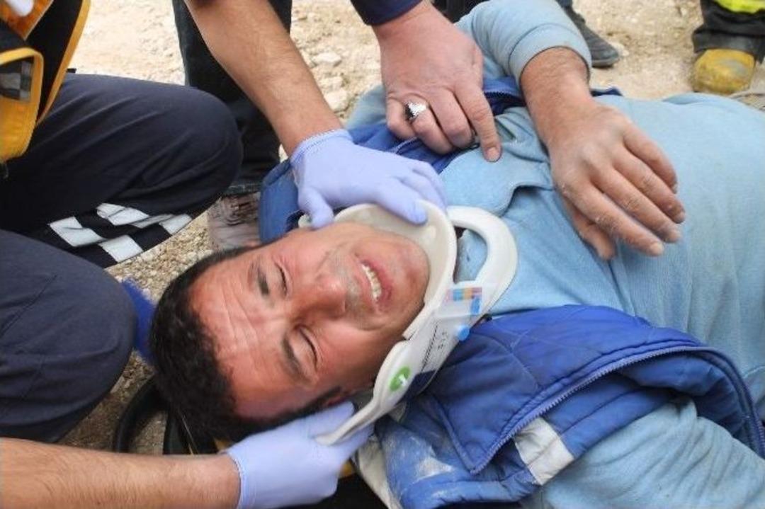 Kanalizasyon &Ccedil;ukuruna D&uuml;şen İş&ccedil;iyi İtfaiye Kurtardı