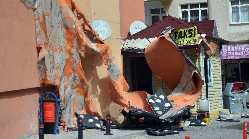 Şiddetli R&uuml;zgarda Yıkılan Baca, Otomobilin &Uuml;zerine D&uuml;şt&uuml;