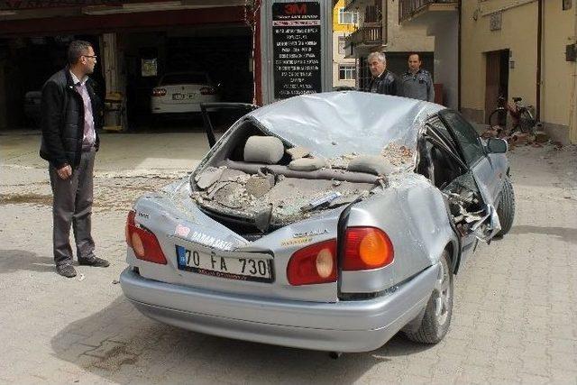 Şiddetli Rüzgarda Yıkılan Baca, Otomobilin Üzerine Düştü