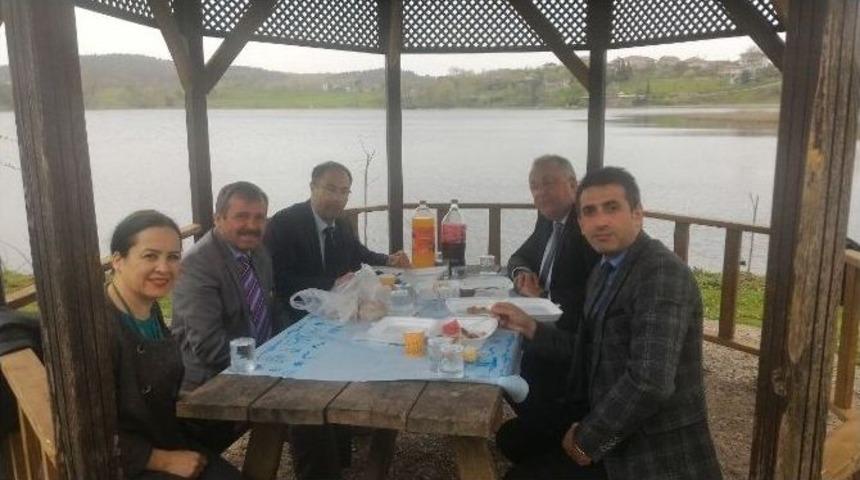 Erenler İl&ccedil;e Milli Eğitim M&uuml;d&uuml;rl&uuml;ğ&uuml;nden Aday &Ouml;ğretmenlere Piknikli Karşılama