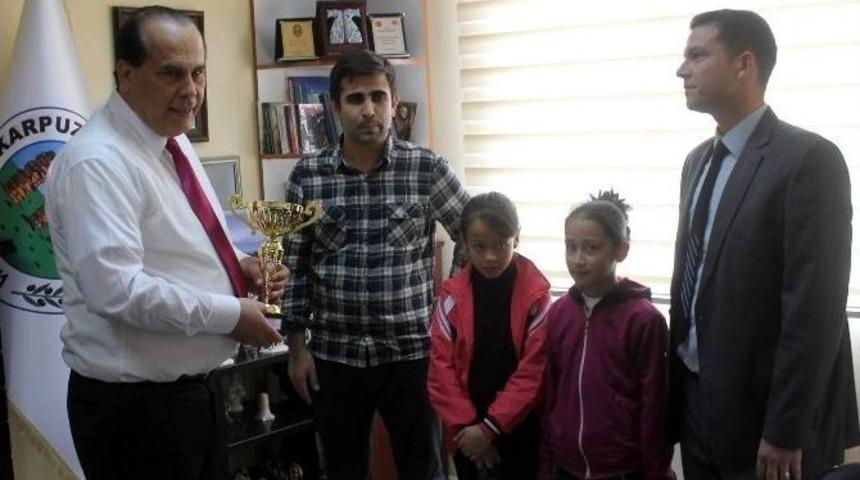 Şampiyon Tenis&ccedil;iler Kupalarını Başkan Ozan&rsquo;a Takdim Etti