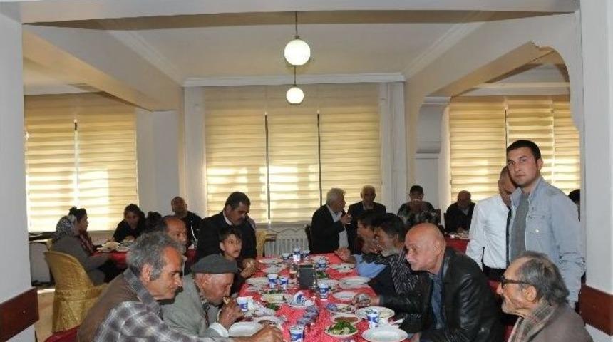Tarsus&rsquo;ta Yaşlılar Yemek Buluştu