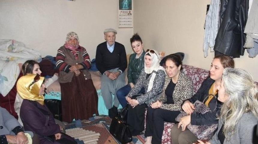 Ak Partili Kadınlar Yaşlıları Unutmadı