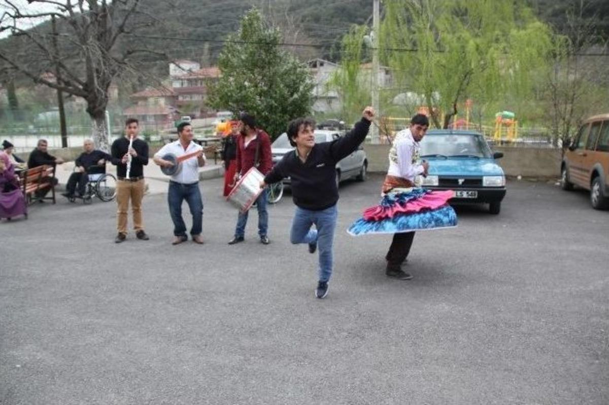 Davul Zurna K&ouml;&ccedil;ek Eşliğinde Sandalyelerini Aldılar