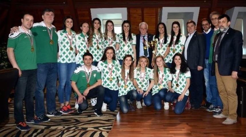 Ali Ay, Şampiyonları Ağırladı