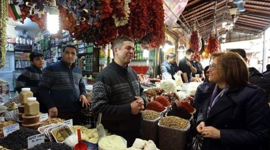 Gaziantep B&uuml;y&uuml;kşehir Belediye Başkanı Fatma Şahin, Pazar Esnafını Dinledi