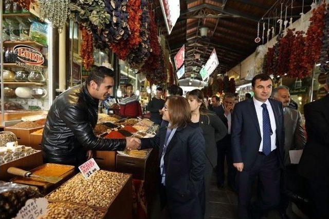 Gaziantep Büyükşehir Belediye Başkanı Fatma Şahin, Pazar Esnafını Dinledi