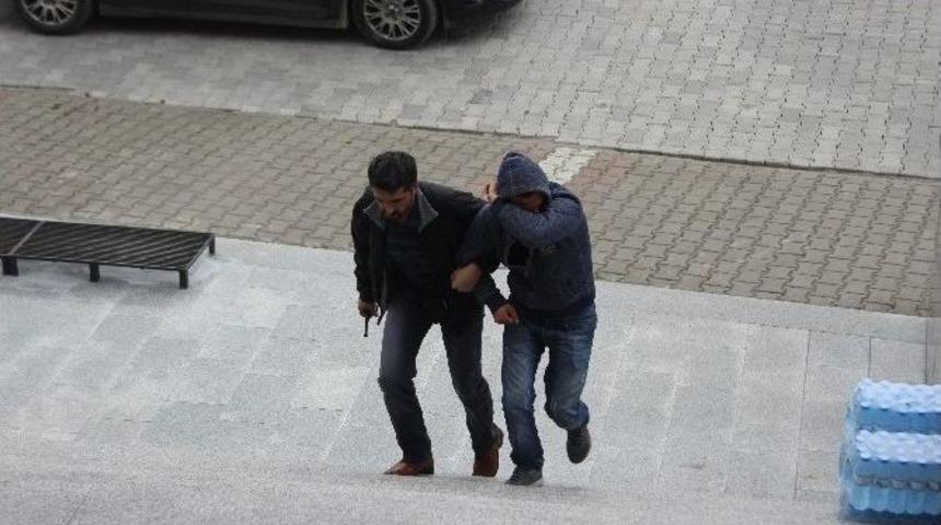 Otomobil Hırsızlığı Ş&uuml;phelisi 4 Kişi Yakalandı