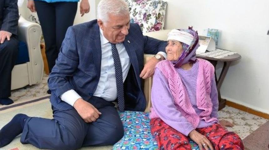 Başkan G&uuml;r&uuml;n Yaşlıları Yalnız Bırakmadı