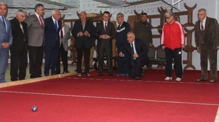 Vali Zorluoğlu Yaşlılarla &rsquo;bocce&rsquo; Oynadı