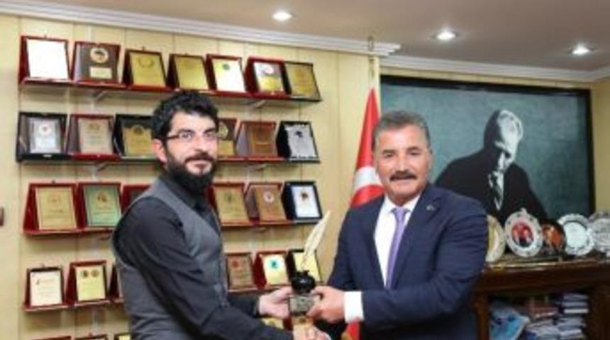 Başkan Tuna, &ldquo;altın Kalem&rdquo; &Ouml;d&uuml;l&uuml;n&uuml; Aldı
