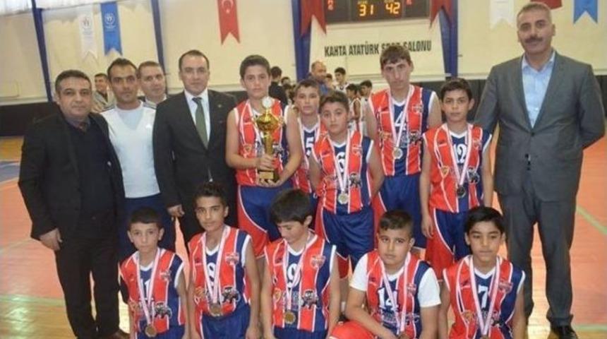 B&ouml;l&uuml;kyayla Ortaokulu Sporda Başarıya Koşuyor